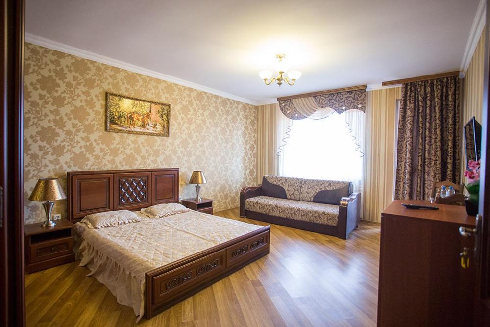 Goldenluxe Hotel แบรฮอฟ ภายนอก รูปภาพ