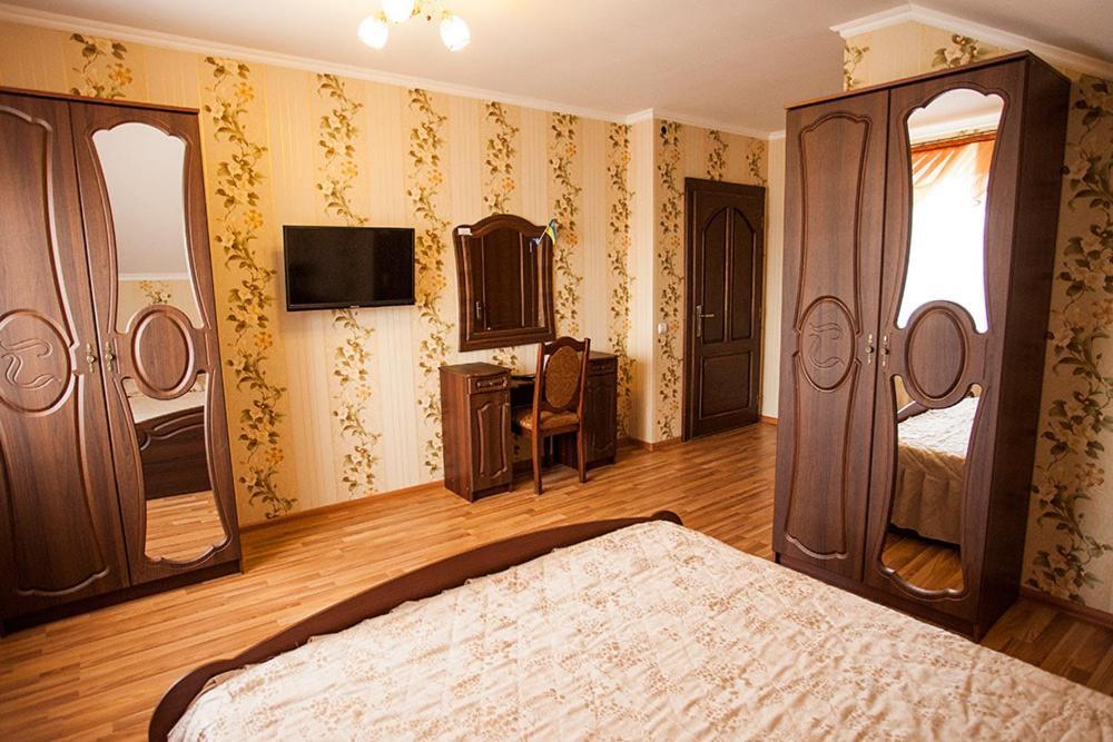 Goldenluxe Hotel แบรฮอฟ ภายนอก รูปภาพ